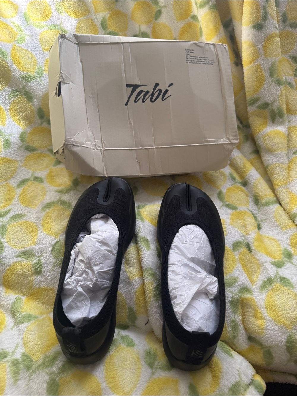 Tabi brand Women's Black Split-Toe Slip-On Shoes